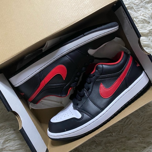 Jordan 1 low white toe Sz 9